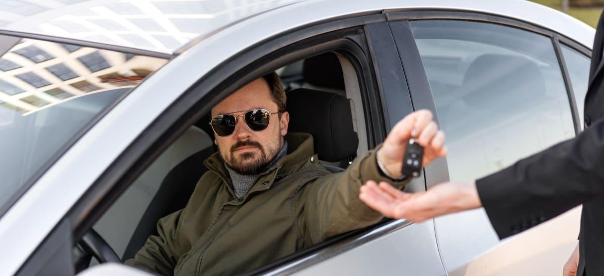 La DGT retira el carnet de conducir al instante: qué infracciones comunes lo provocan en 2026