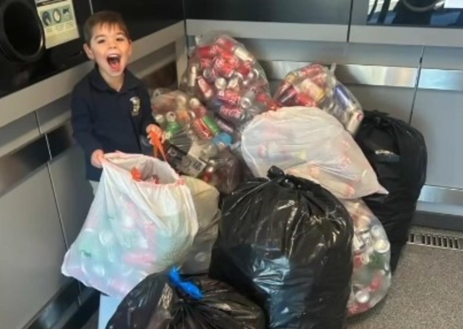 Dio el ejemplo: la conmovedora historia del niño que recaudó más de US$ 2.000 para alimentar a perros sin hogar en EE.UU.