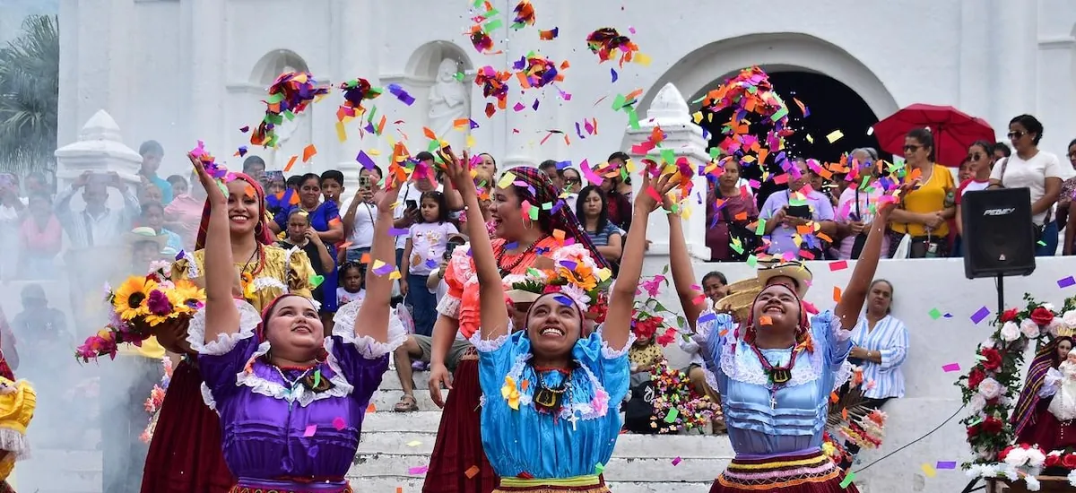 Un recorrido visual por Panchimalco: flores y palmas iluminan una tradición centenaria en El Salvador