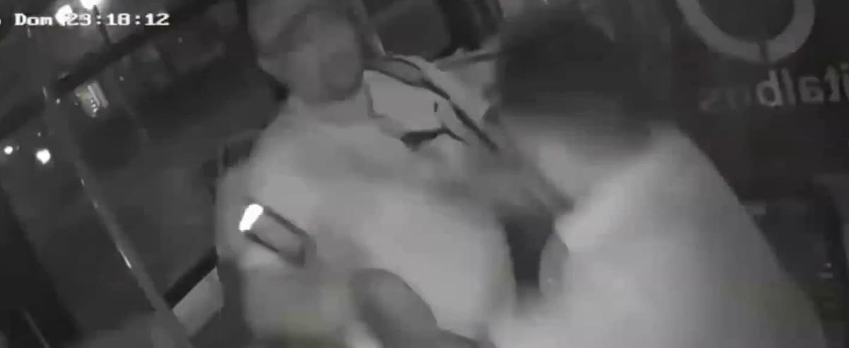 Flores: un chofer abandonó el colectivo en movimiento para pelearse con un pasajero