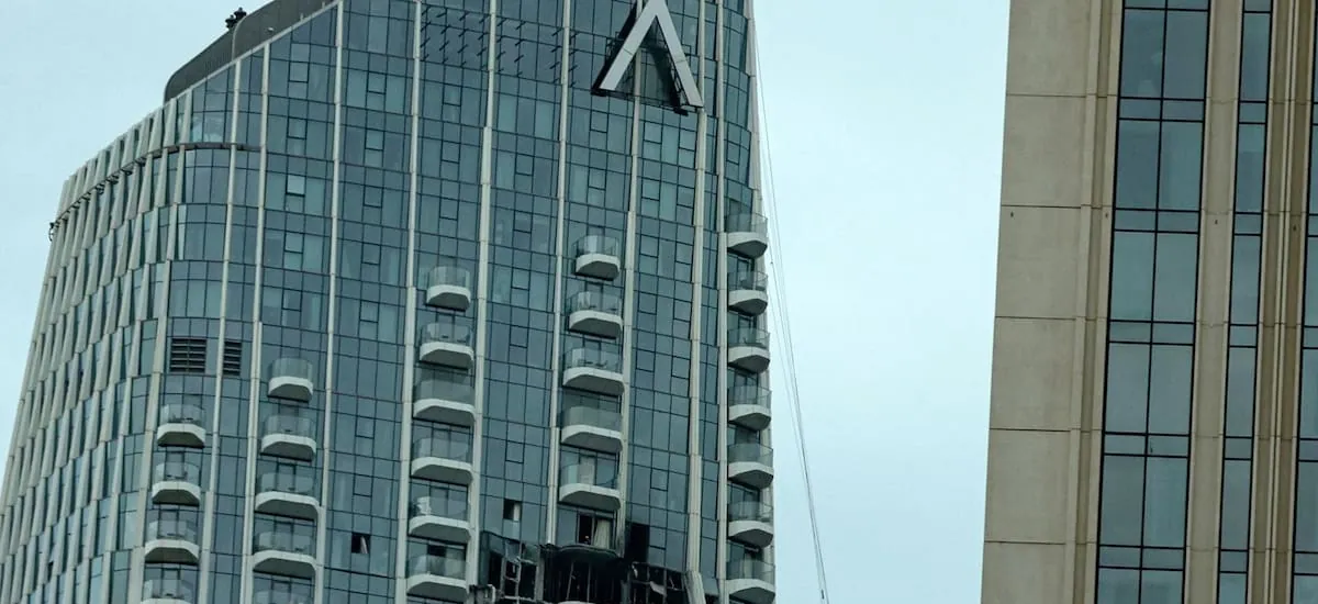 Irán vuelve a atacar Dubai: un dron impactó contra una torre de lujo mientras la guerra interrumpe el tráfico aéreo regional