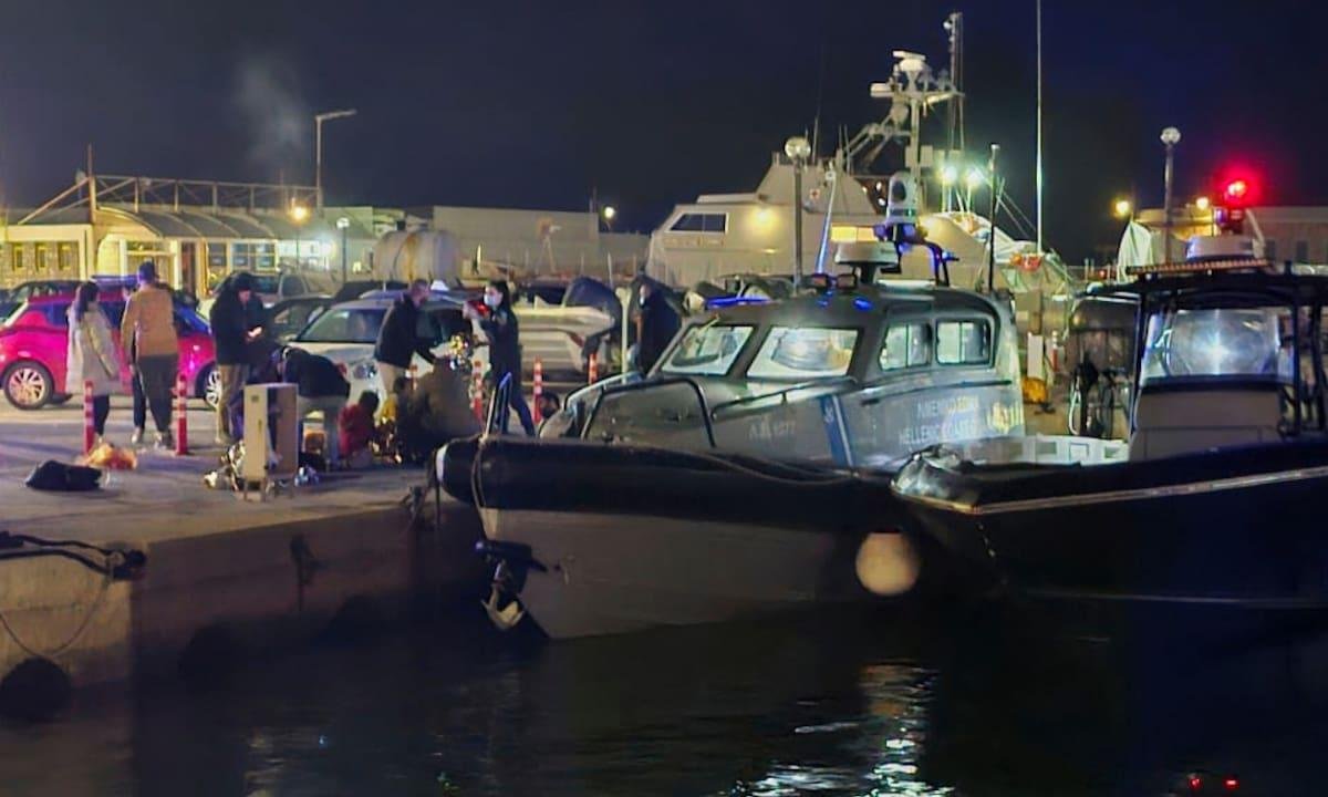 Rescatistas griegos buscan posibles desaparecidos tras choque mortal de lancha con migrantes