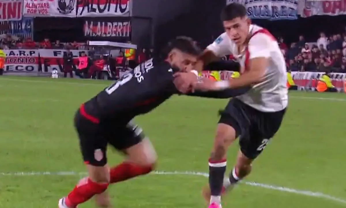 El penal de Barracas Central a River que el árbitro y el VAR no cobraron en el Monumental