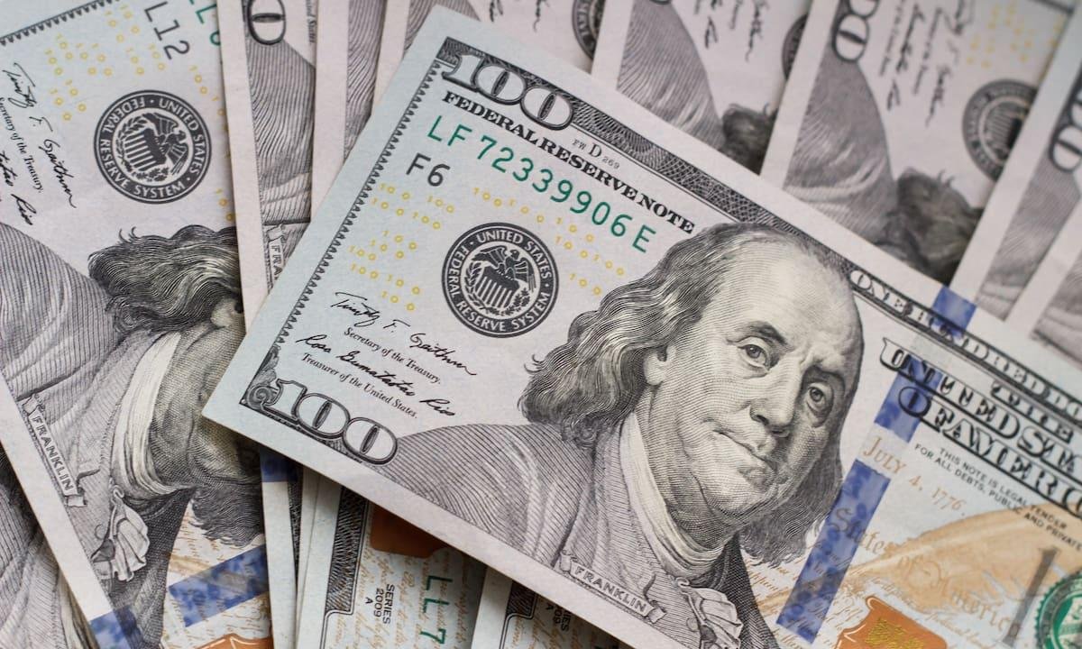 El dólar cayó $45 en febrero, pero el riesgo país trepó 15% y las acciones bajaron 25%