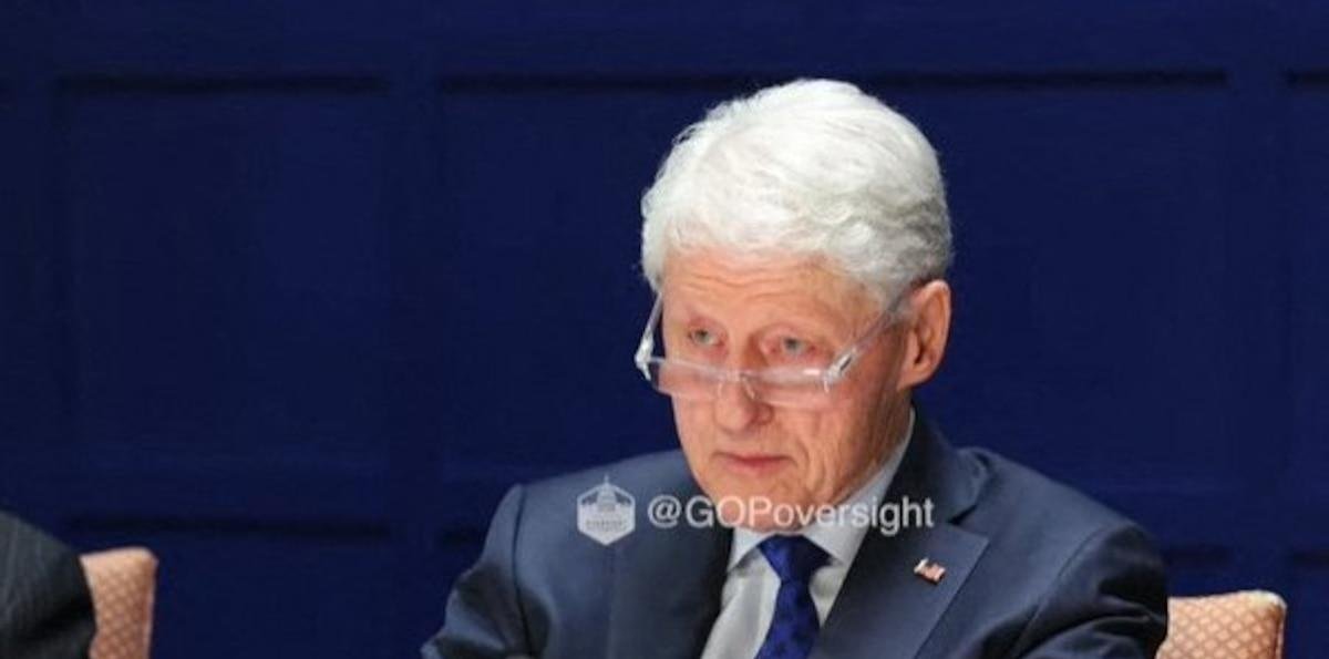 El video viral que muestra cómo reaccionó Bill Clinton cuando le mostraron sus fotos del caso Epstein