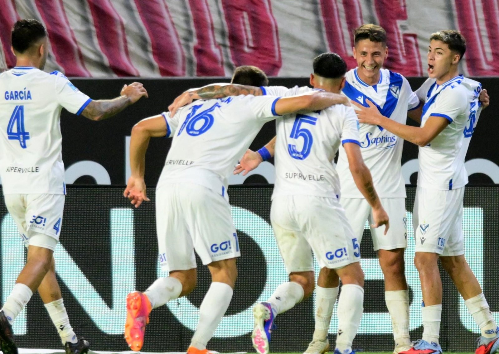 En el duelo de punteros, Vélez superó a Estudiantes en La Plata y le arrebató la punta de la Zona A