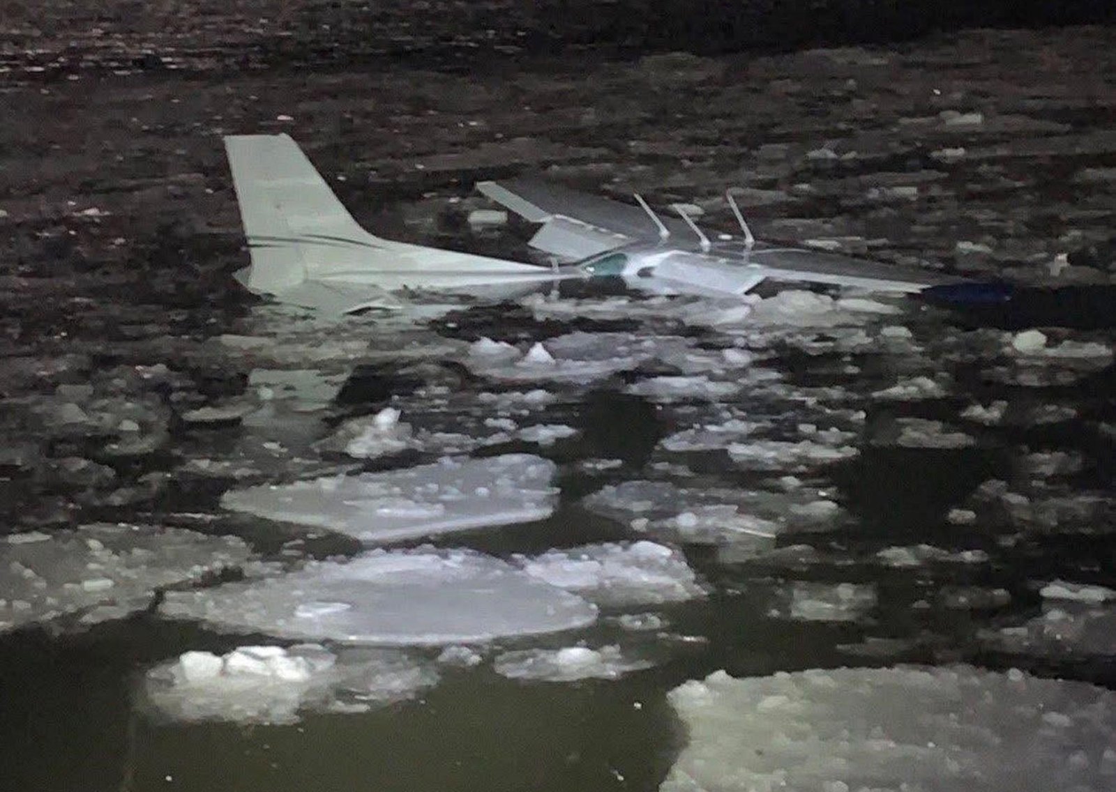 "Otro milagro en el río Hudson": un avión se estrella en agua congelada y sobreviven el piloto y su acompañante