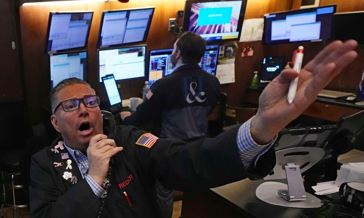 Monedas y bolsas caen en medio de avance global del dólar tras dato empleo en EEUU