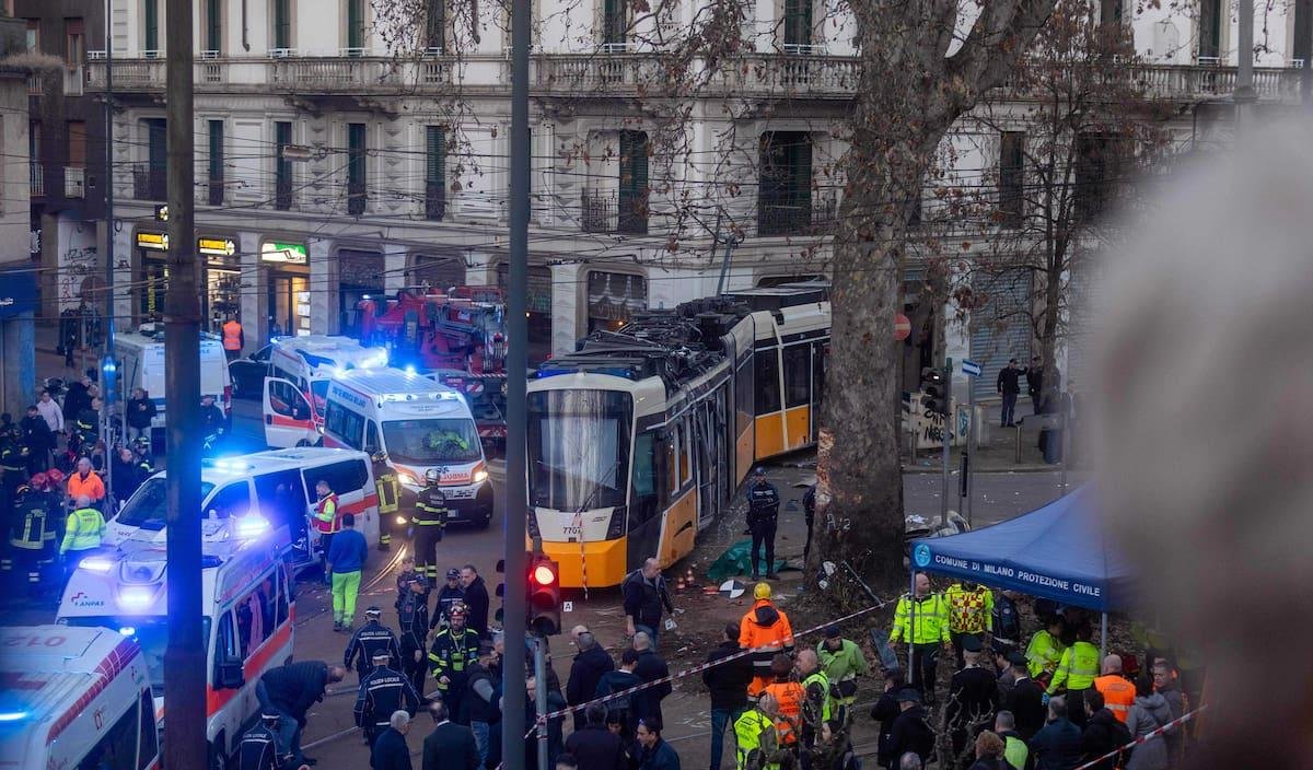 Descarrila tranvía en Milán y se estrella contra edificio; hay 2 muertos