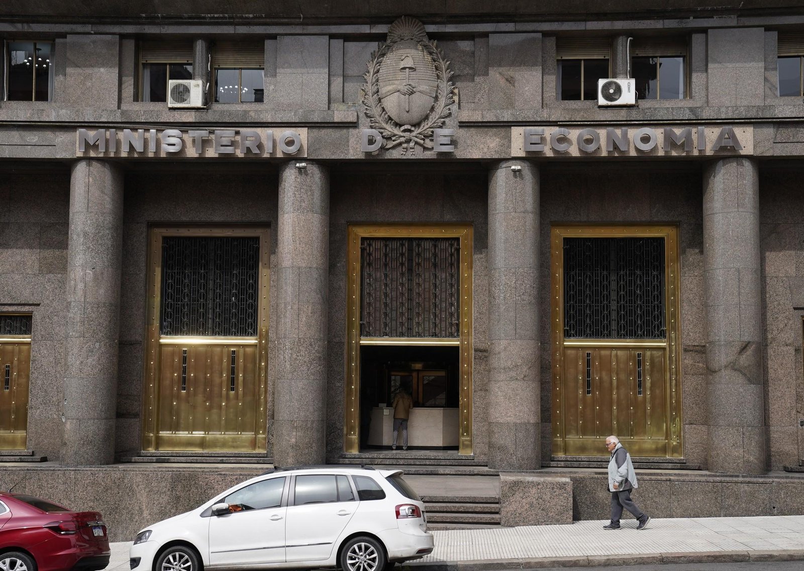 Por la baja de la recaudación y el costo de la reforma laboral, el Gobierno tendrá que hacer un ajuste más fuerte del gasto