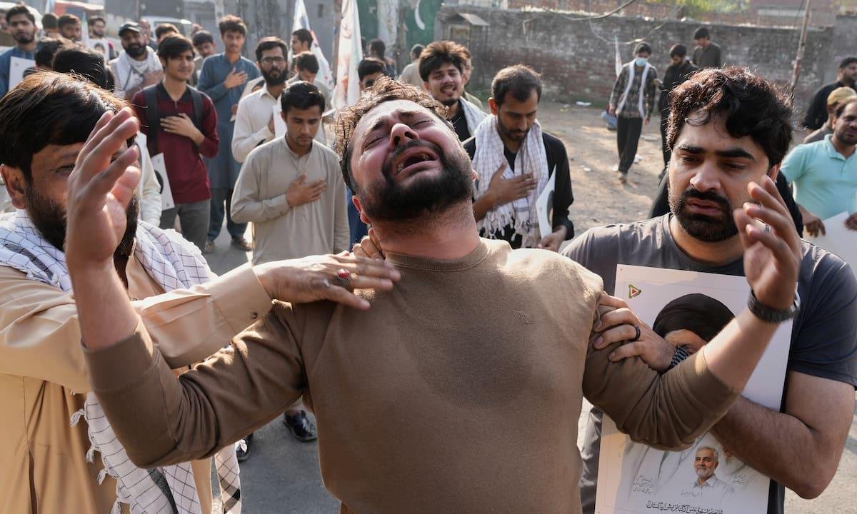 Al menos 6 muertos tras asalto de chiíes al consulado de EEUU en Pakistán por muerte de líder iraní