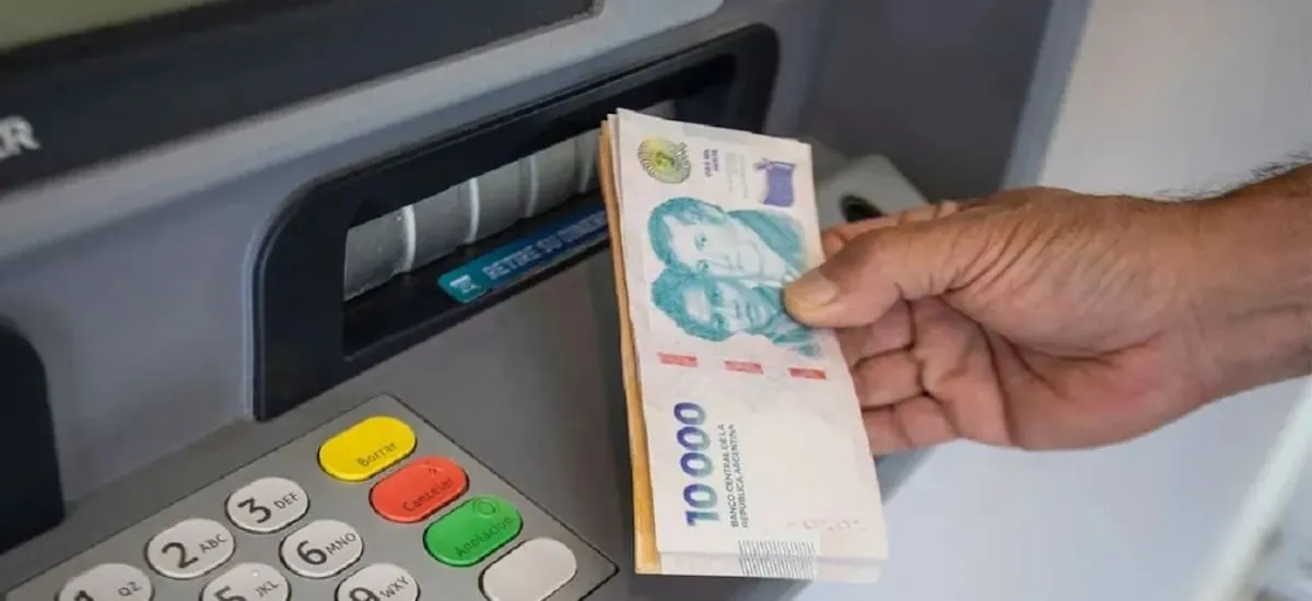 Chau cajeros automáticos tradicionales: cómo es el nuevo método para sacar efectivo más rápido y seguro