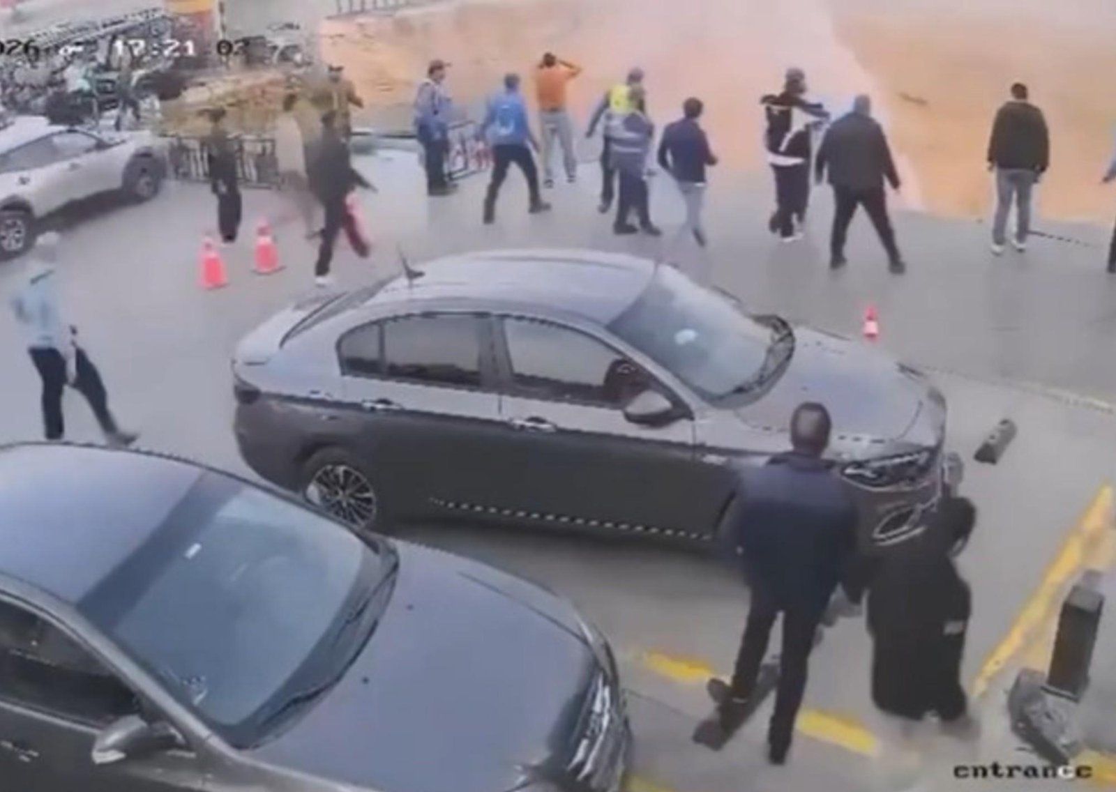 Segundos de terror: el momento en que un socavón "se tragó" una estación de servicio en El Cairo