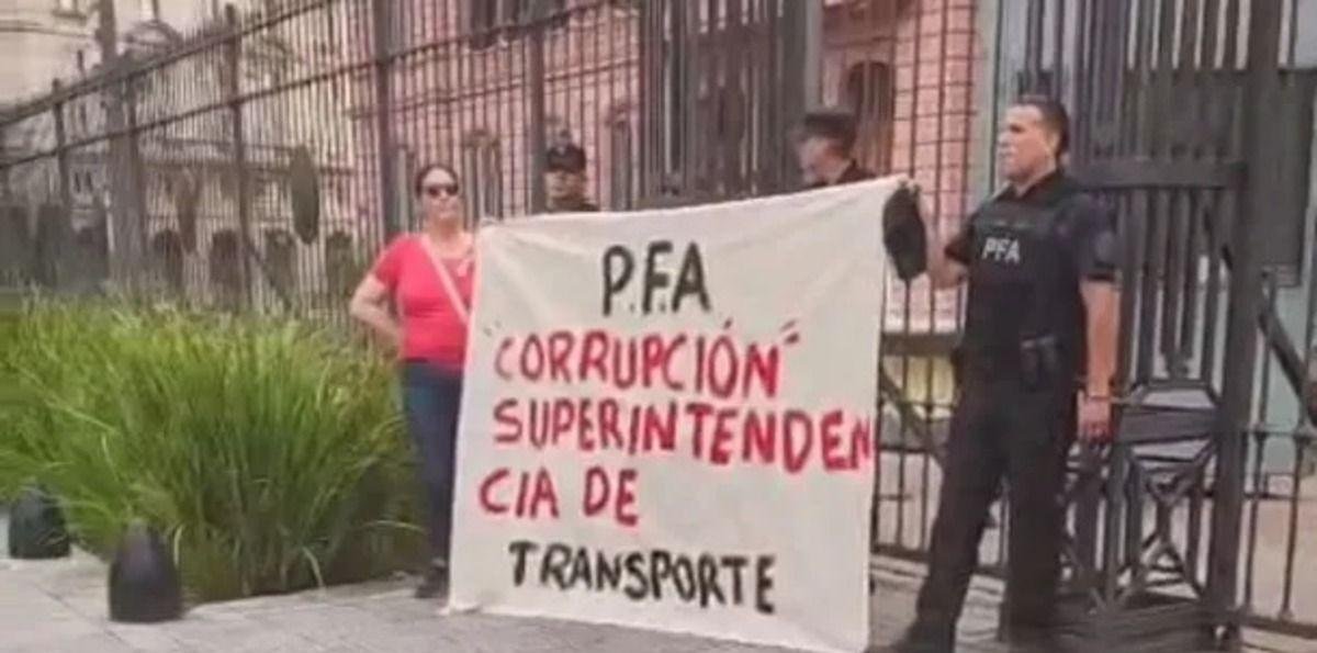 Un agente de la Policía Federal se esposó en la reja de Casa Rosada: qué se sabe