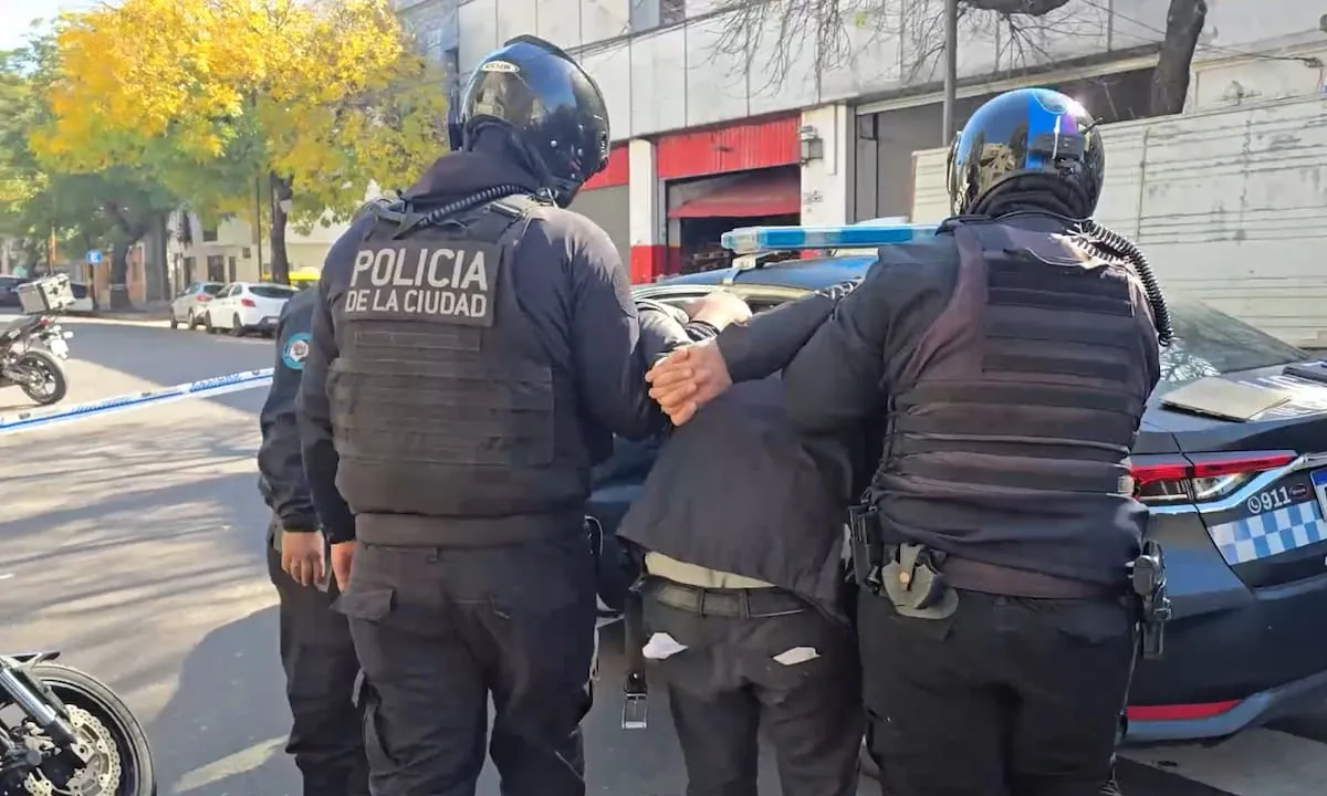 Tensión en Boedo: el video de la persecución y arresto de un motochorro colombiano con antecedentes y pedido de captura