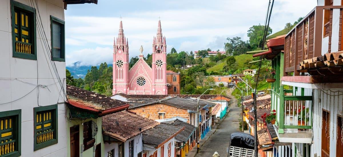 Ni Barichara ni Bogotá: viajeros descubren el pueblo con el clima más agradable del país y se sorprenden por sus paisajes coloniales