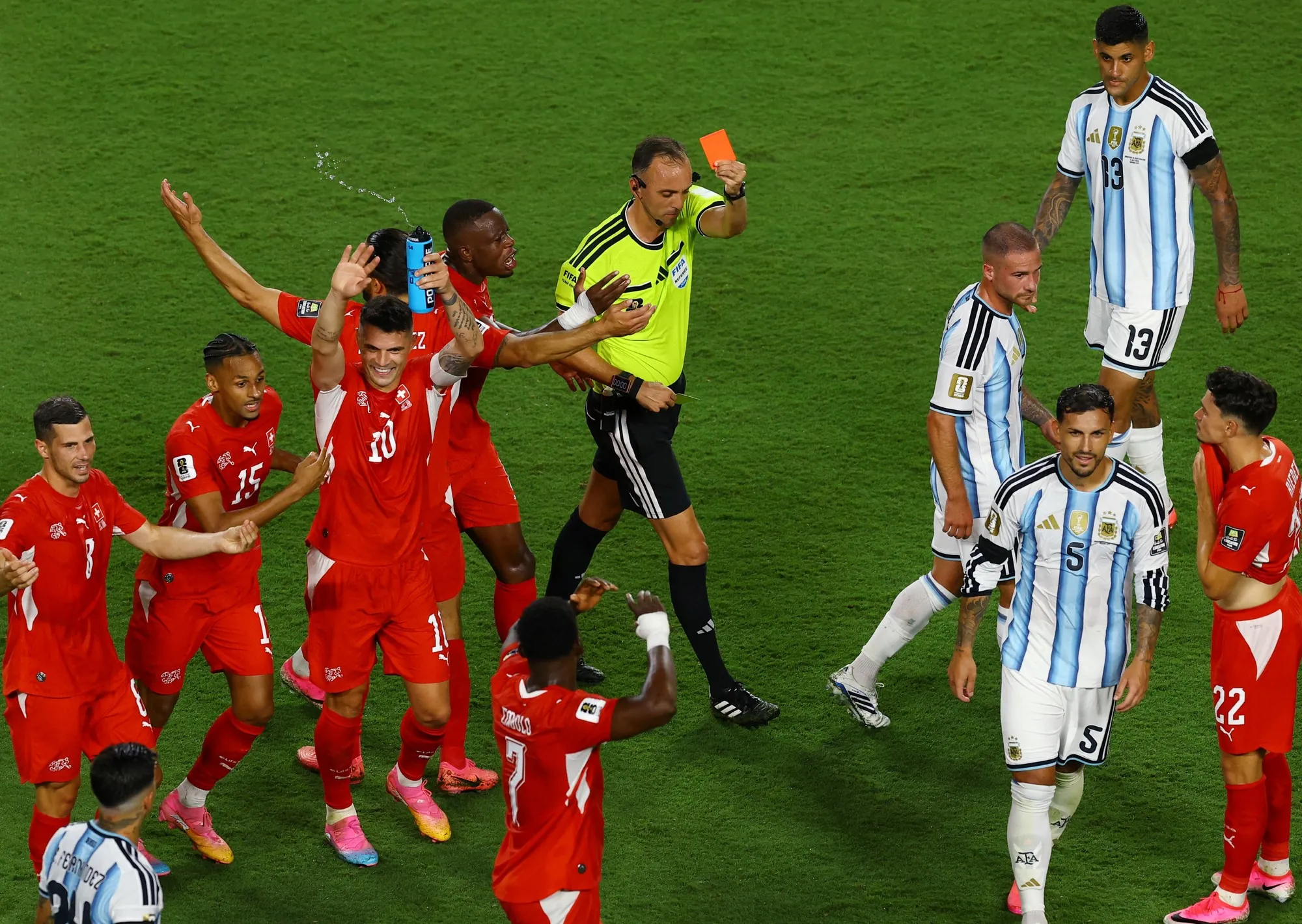 La insólita expulsión de Embolo en Argentina vs Suiza: simuló con Paredes, el VAR lo descubrió y se fue llorando