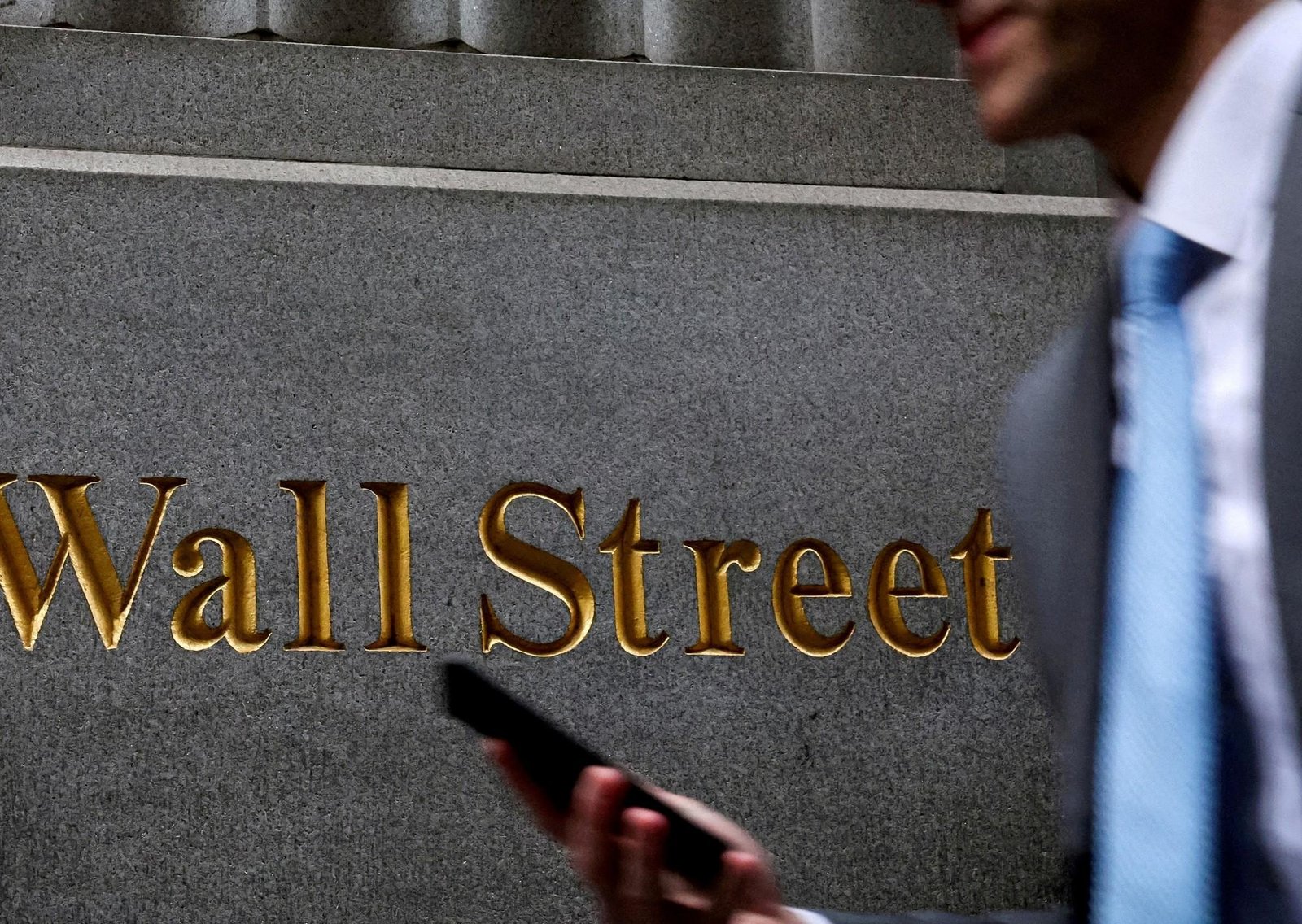 Turbulencia en los mercados: más presión sobre el dólar, desplome de bonos y acciones por el temor a una guerra en Medio Oriente