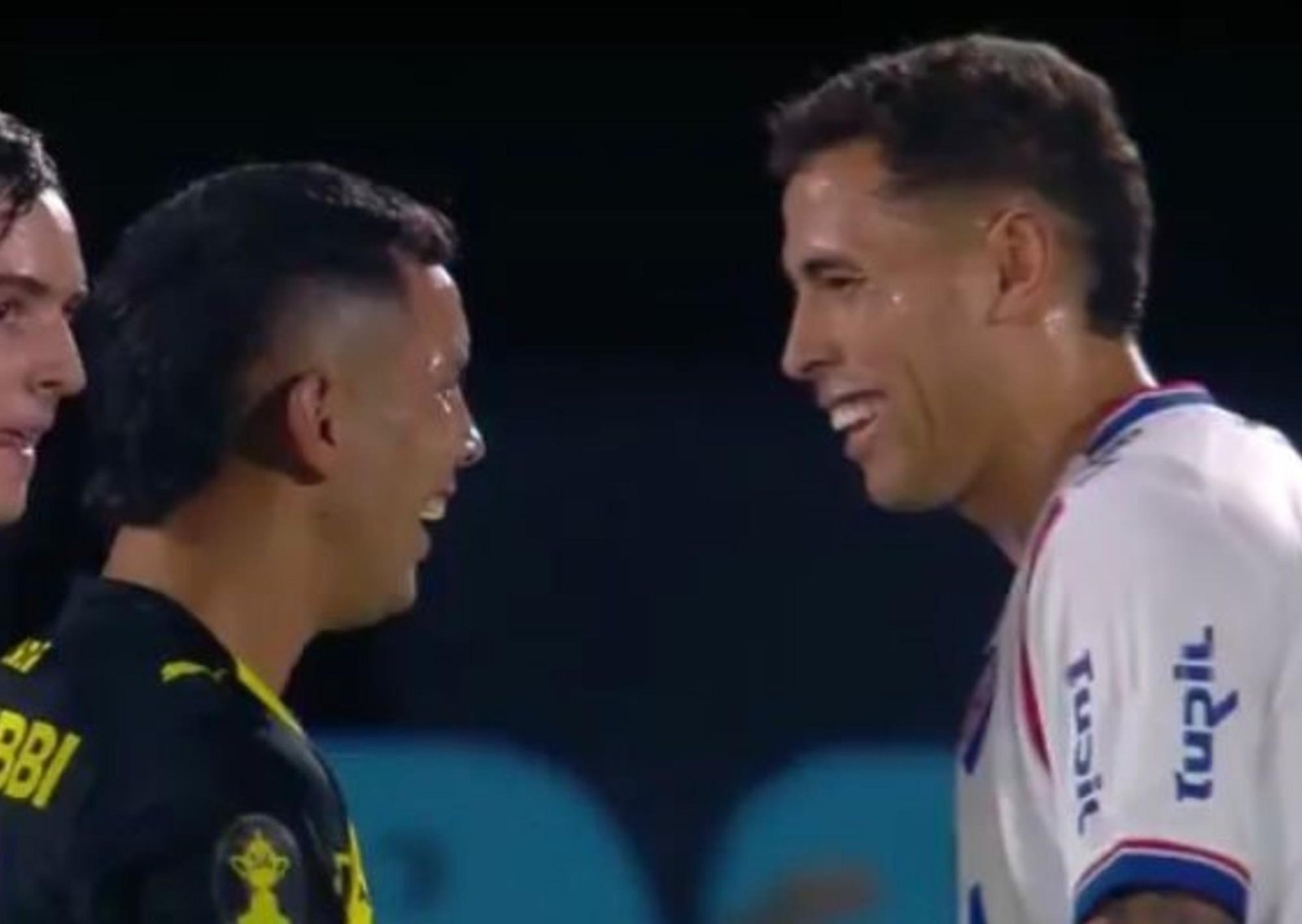 "Mirá la cara de gil que tenés": el insólito momento entre dos futbolistas de Peñarol y Nacional con un increíble parecido
