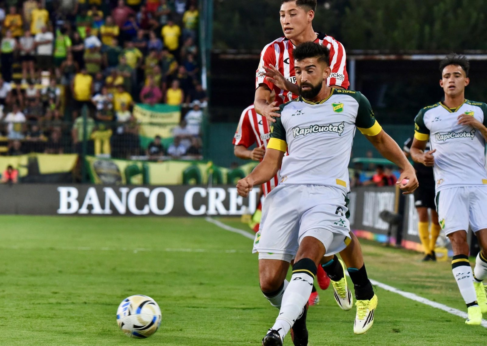 El resumen de Defensa y Justicia vs Estudiantes de La Plata: lesionados, un expulsado, un penal de VAR y una actuación notable de Iacovich