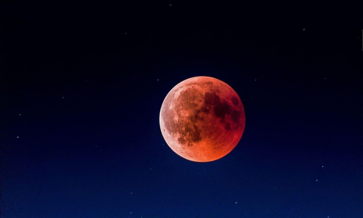 Tras la Luna de Nieve: la fecha del eclipse total que teñirá el cielo de rojo antes del amanecer