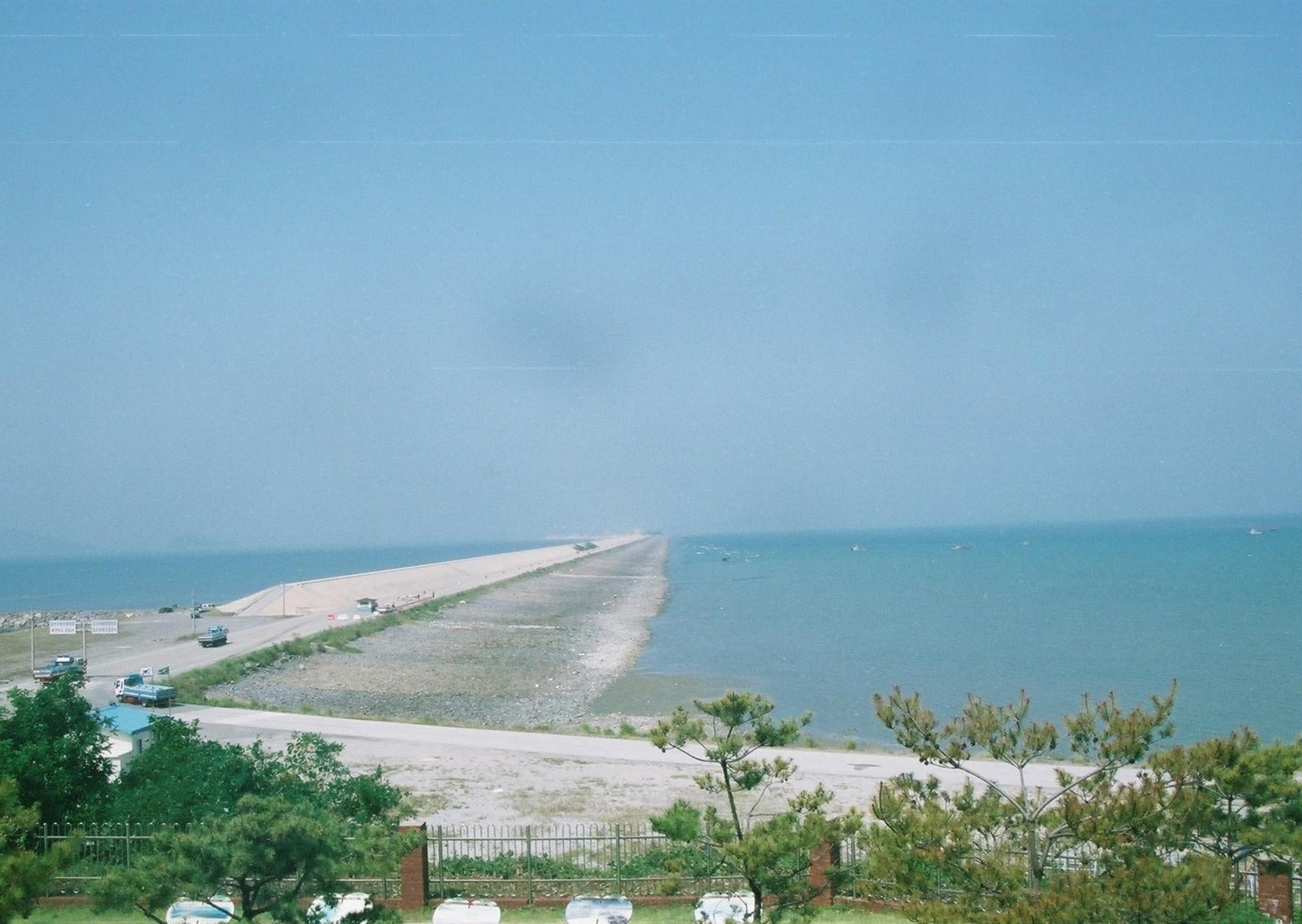 Visible desde el espacio, una estructura de 33 kilómetros, considerada el malecón más grande del mundo, creó nueva tierra y desató polémica por la pérdida de humedales