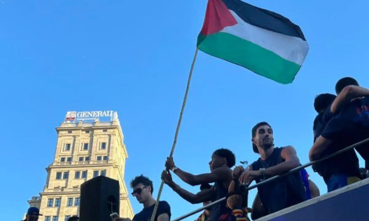 Lamine Yamal ondeó una bandera palestina durante los festejos de Barcelona tras conquistar la Liga