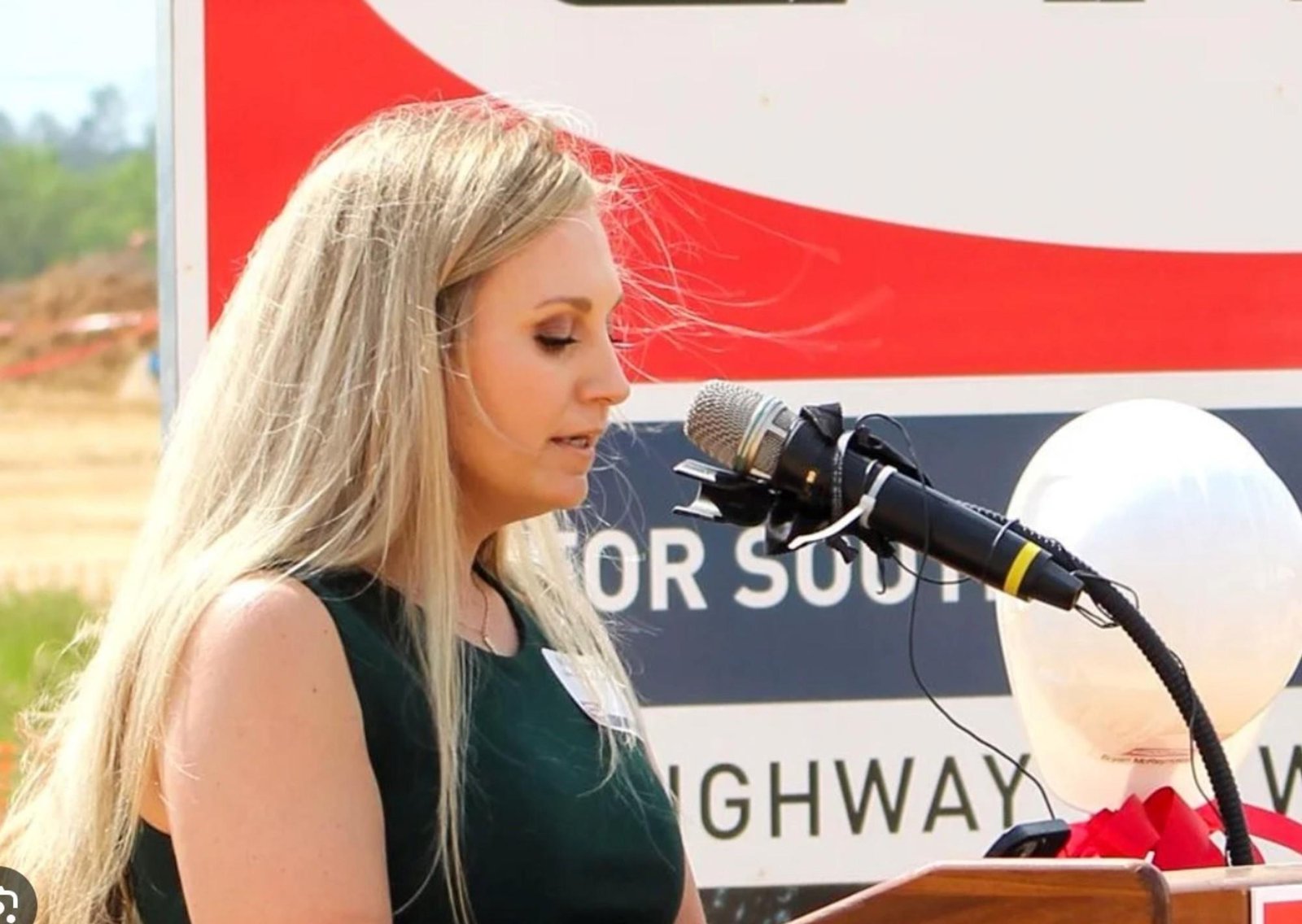 Una alcaldesa de 43 años fue sorprendida teniendo relaciones sexuales con el amigo de su hijo, de 16