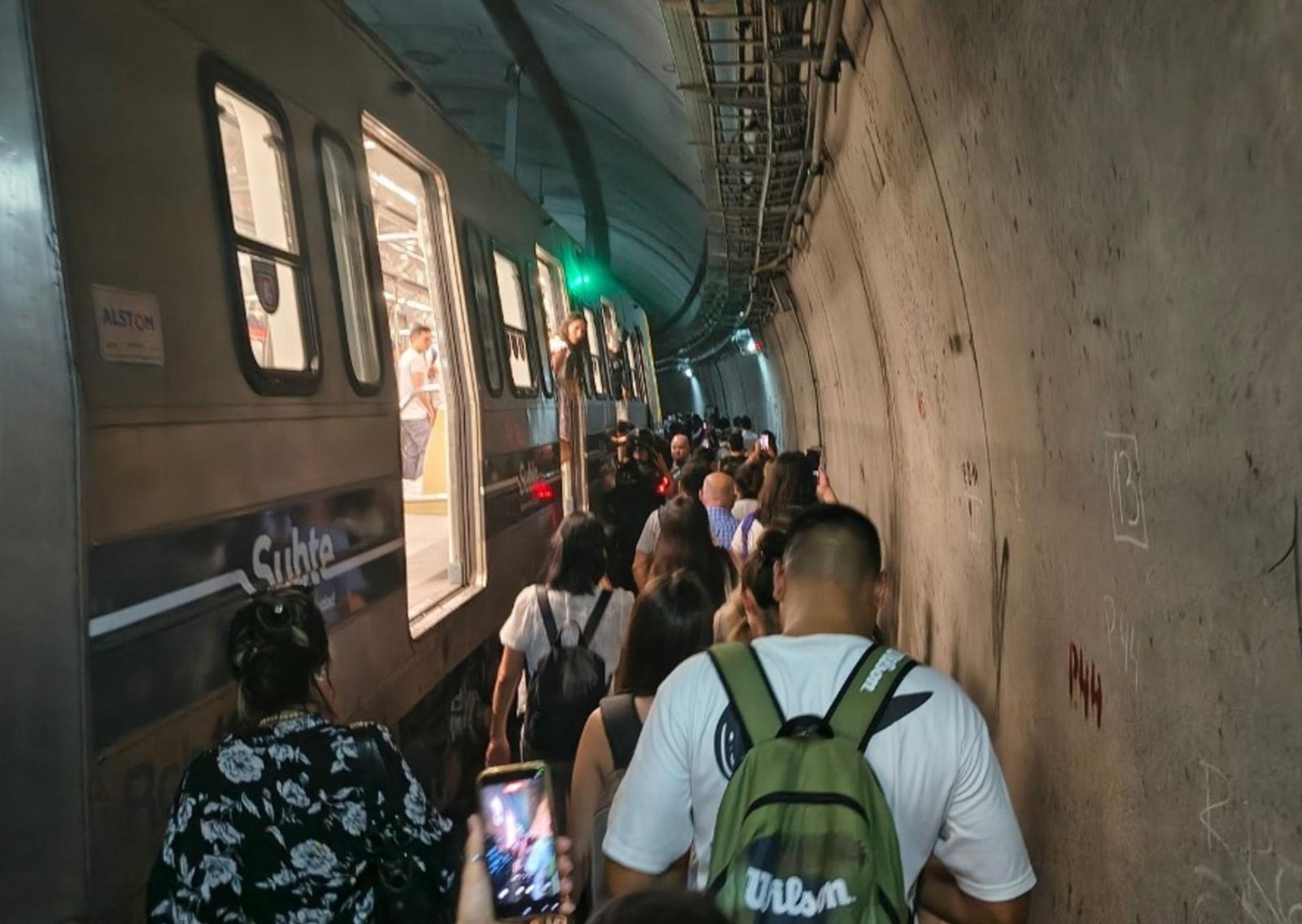 Por una falla técnica y un pasajero descompuesto, evacuaron por los túneles una formación de la línea E de subte