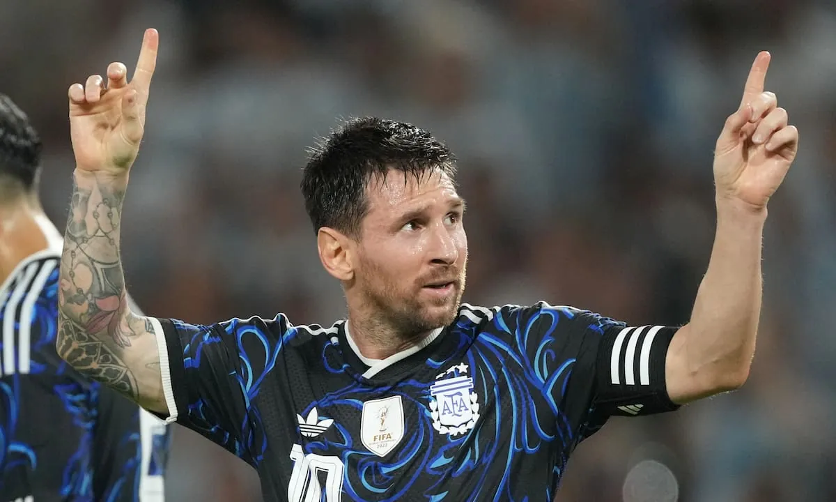 "Es mi ídolo y me da también pena", dice Cubarsí sobre Messi