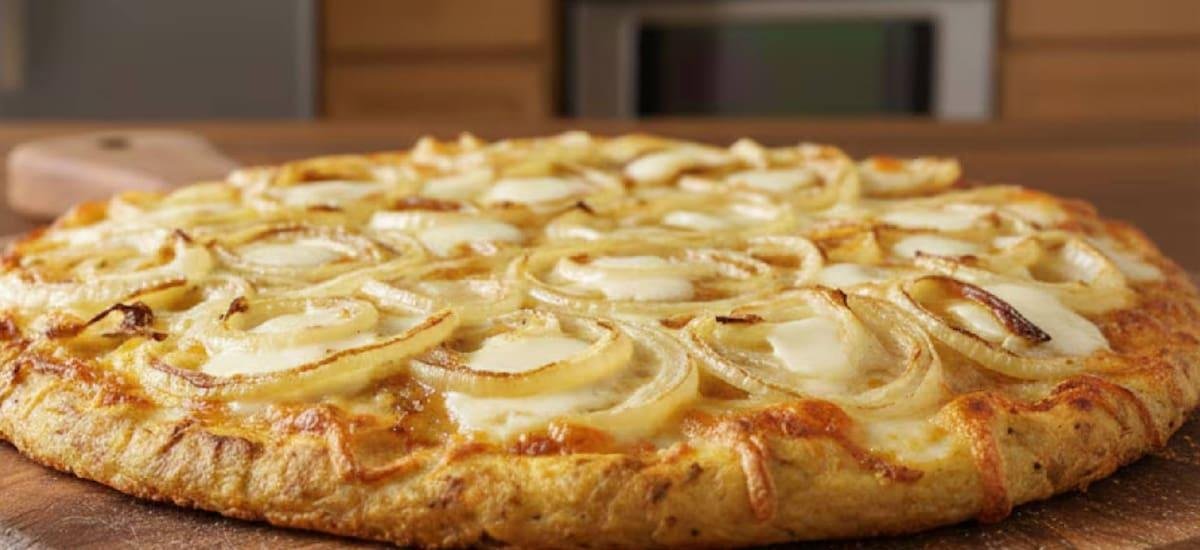 Papa, queso y cebolla: cómo preparar la pizza que se hace en 30 minutos y sin harina