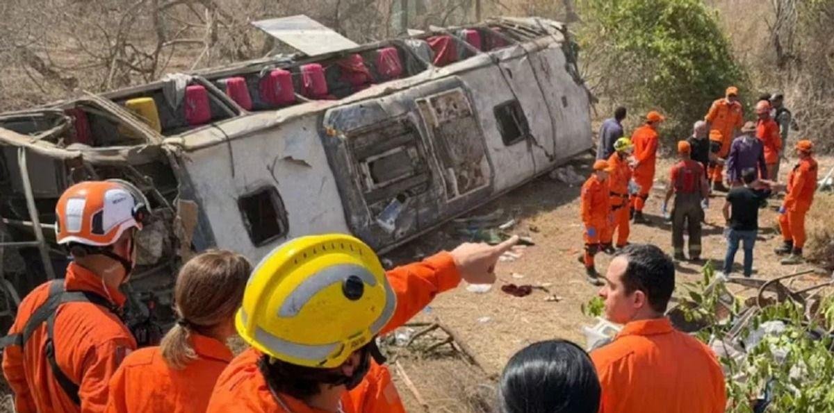 Trágico accidente en Brasil: 12 adultos y 3 niños murieron luego del vuelco de un autobús