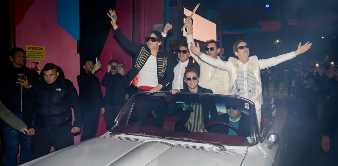 Turf celebró sus 30 años con una fiesta total en Buenos Aires: entrada en descapotable, clásicos y una torta s...