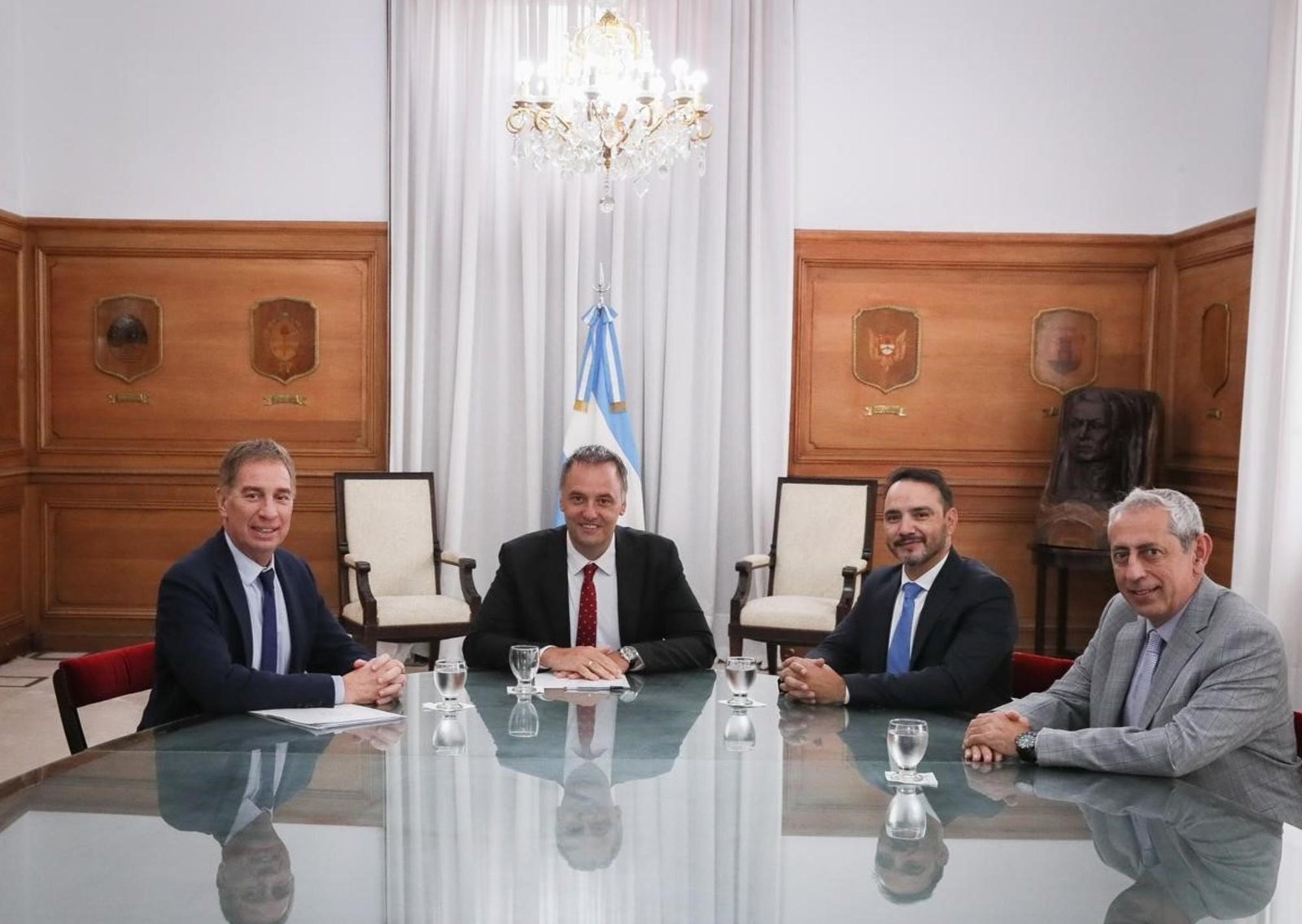Javier Milei y sus medidas, EN VIVO: a contrarreloj por la reforma laboral, Santilli se reunió con el gobernador de Corrientes en busca de apoyo en el Senado