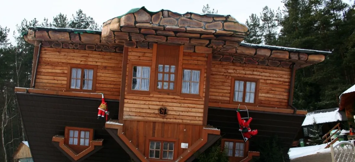 Muebles en el techo, cimientos invertidos y una construcción imposible: así es la desconcertante Upside Down House