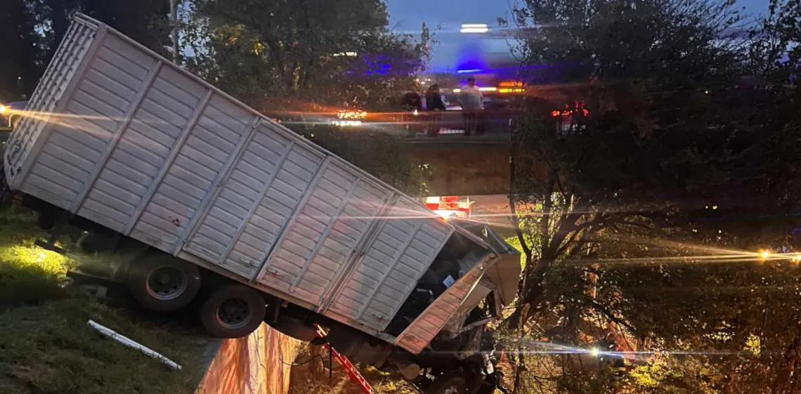 Un camión quedó colgando tras un choque en la autopista Córdoba-Rosario