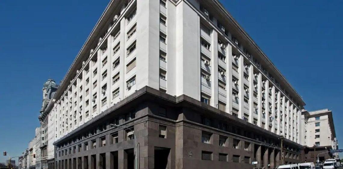 La recaudación de impuestos en febrero cayó 9% real y acumuló 7 meses de bajas