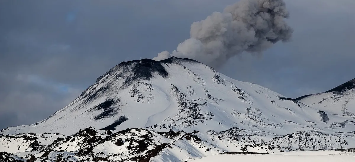 Detectaron explosiones de ceniza en un volcán de Chile, cerca de la frontera con Neuquén: hay alerta amarilla