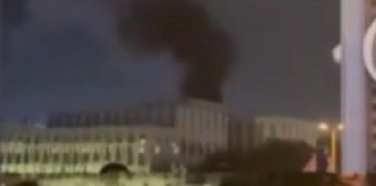 Guerra en Irán: Un dron iraní impactó contra el consulado de EE.UU. en Dubái y provocó un incendio