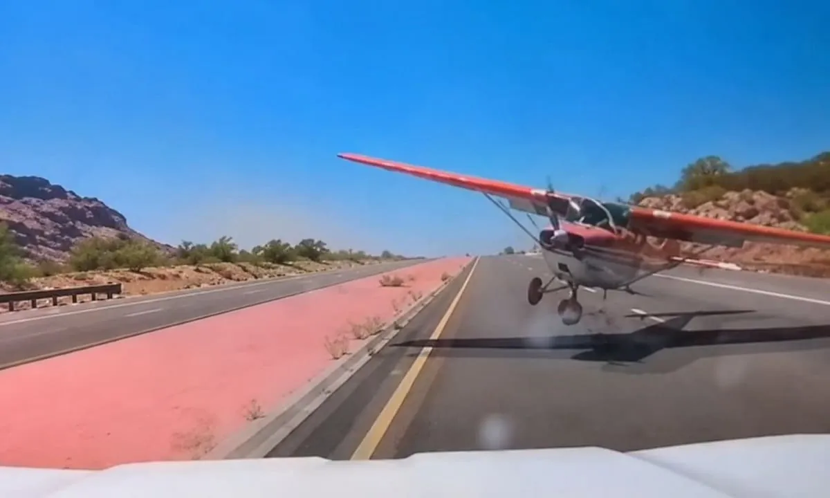 Una avioneta sufrió un desperfecto, aterrizó en plena ruta y estuvo a centímetros de impactar contra un auto