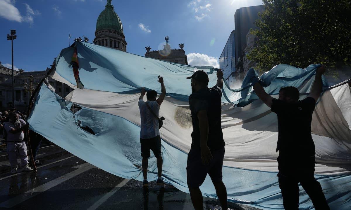 Sindicatos y opositores protestan en jornada en la que el Senado argentino trata la reforma laboral