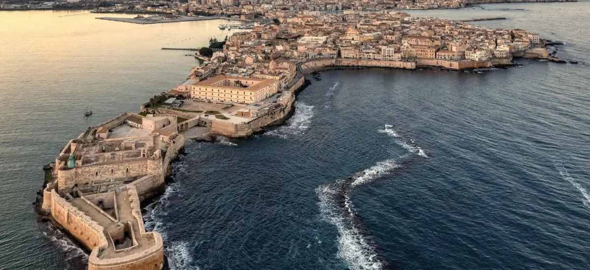 Ruinas antiguas, terrazas sobre el mar y calles de piedra: así es Ortigia, la joya oculta de Sicilia