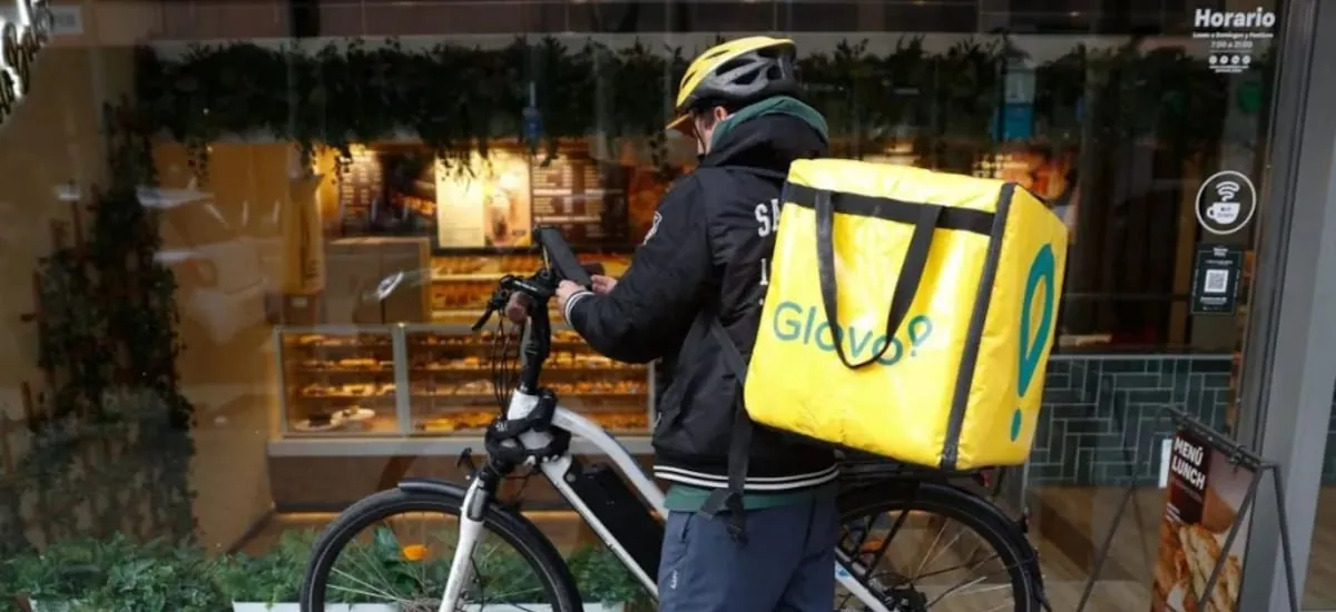 Por culpa del Gobierno | Glovo anuncia el despido masivo de 750 repartidores tras el cambio a un modelo asalariado: “creen que pueden chantajear al Ministerio”