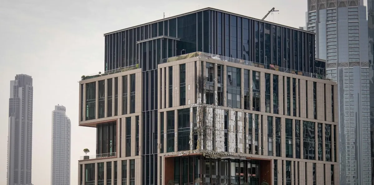 Guerra en Medio Oriente: las imágenes del ataque de Irán con drones a una torre en el centro financiero de Dubai