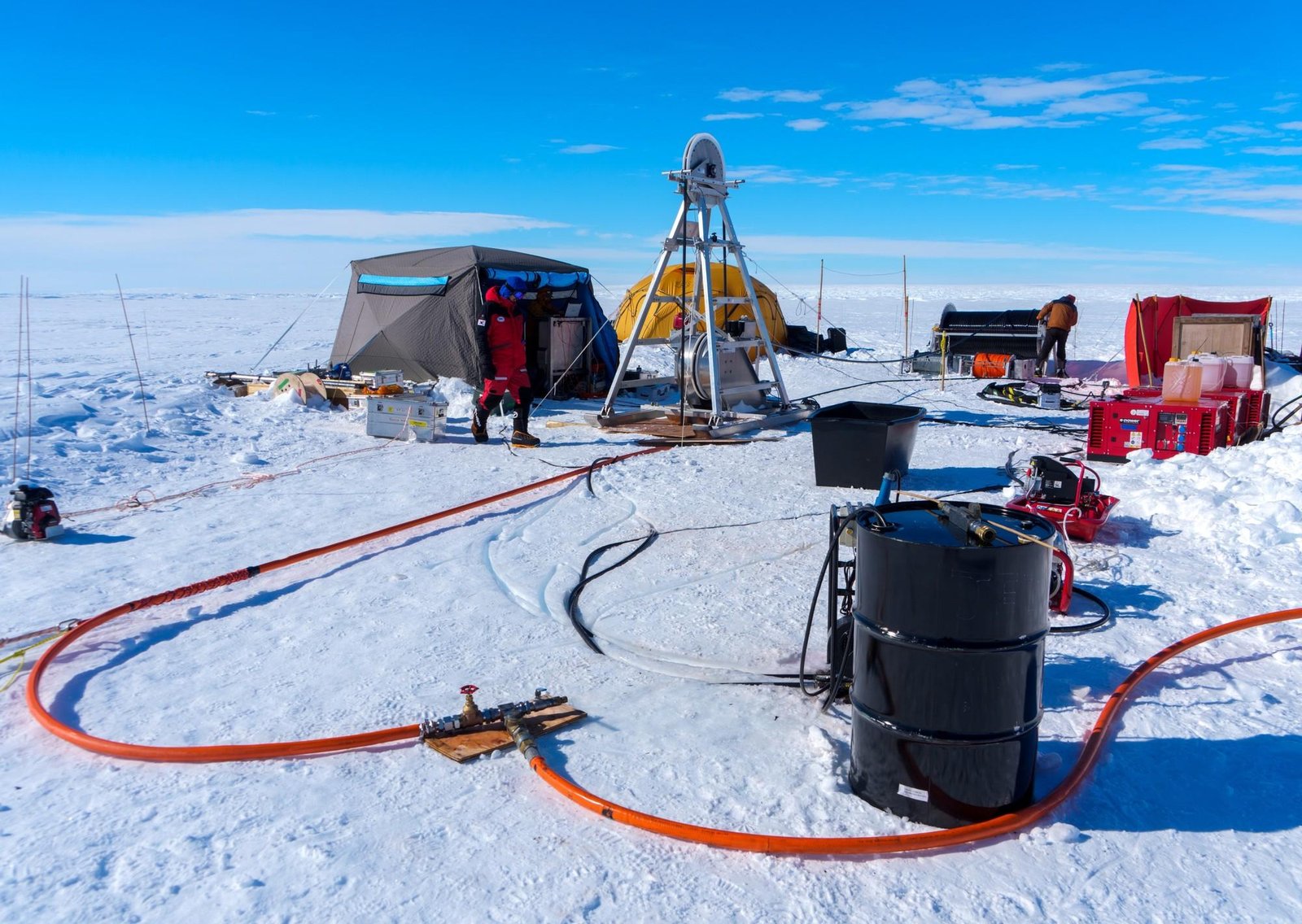 Perforan para examinar el hielo derretido de la Antártida desde abajo