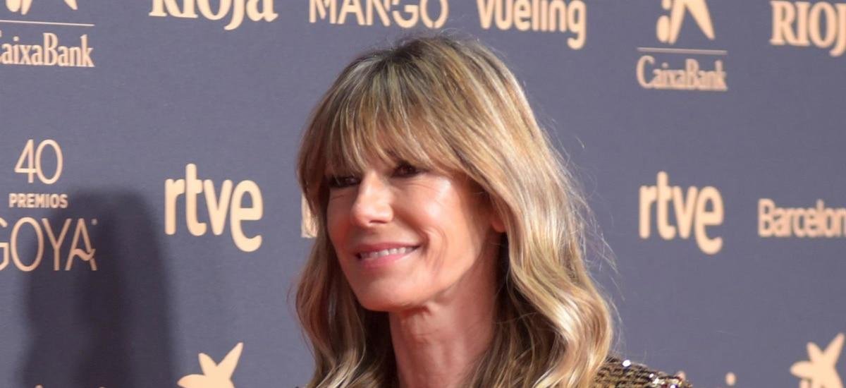Begoña Gómez reaparece en los Goya 2026 consiguiendo el efecto de piernas infinitas con su pantalón