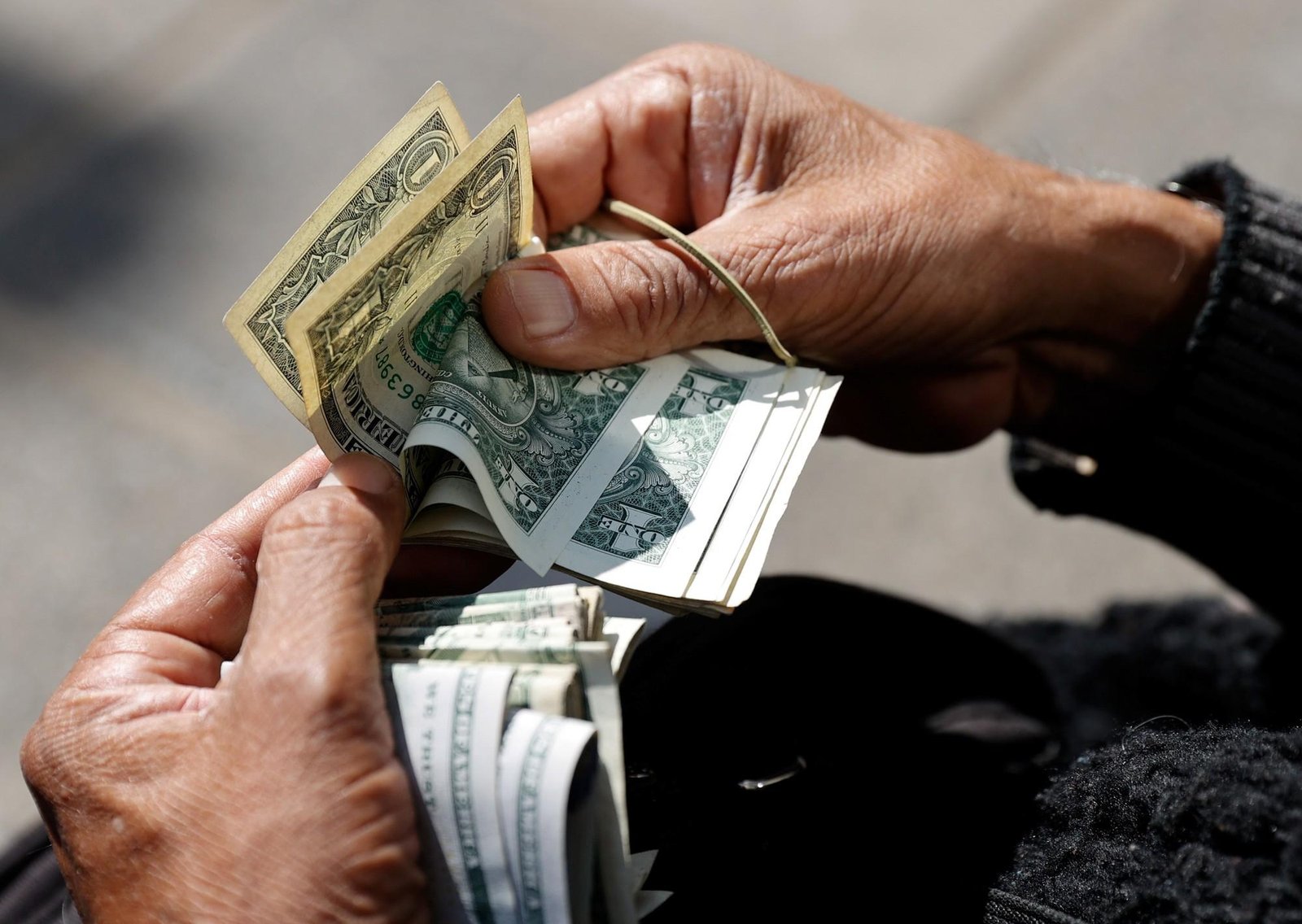 A pesar del ruido externo, bajaron el riesgo país y el dólar y el Central siguió su racha compradora