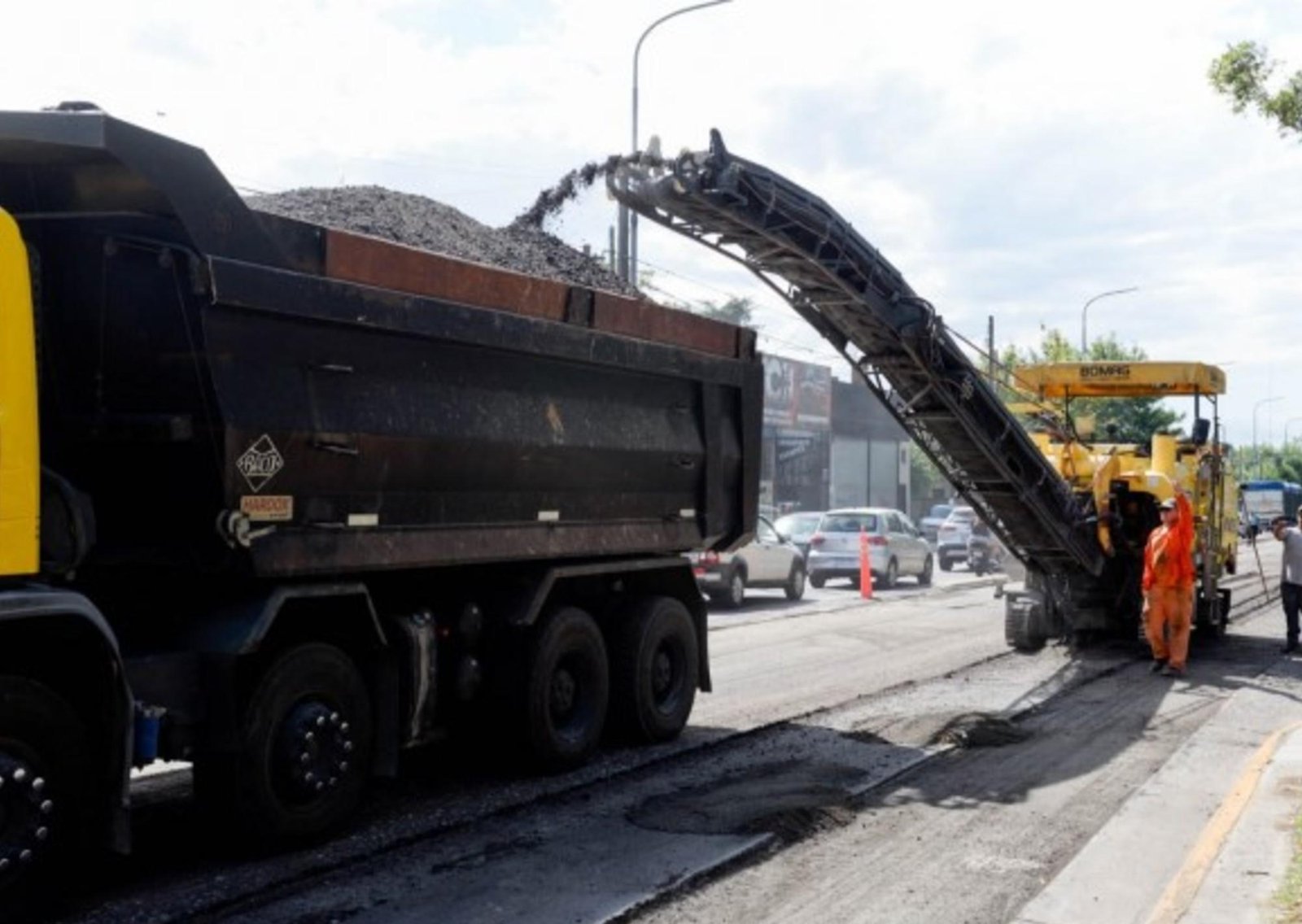 Repavimentan un tramo de la Ruta 4, destruida por baches y huellas en Hurlingham