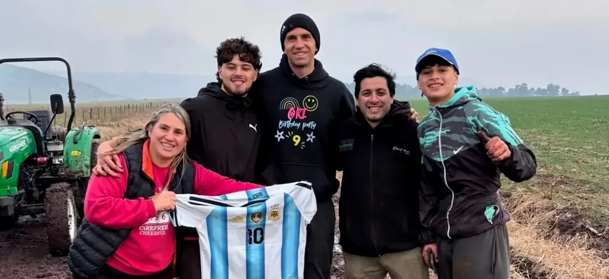 Fue a asistir a una camioneta atascada en el barro y se encontró con el Dibu Martínez: el regalo que le dio el arquero tras la ayuda