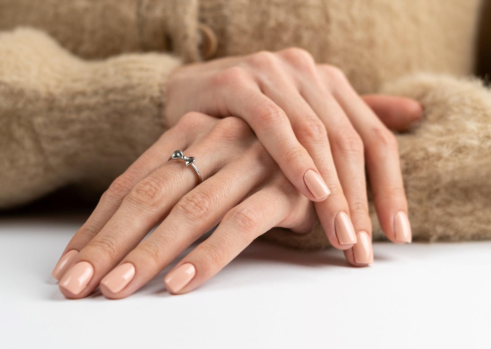 Ni nude ni rojo: los cinco colores de uñas que rejuvenecen las manos